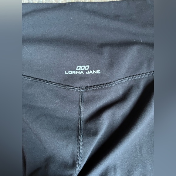 Lorna Jane black 3/4 leggings - Picture 3 of 4